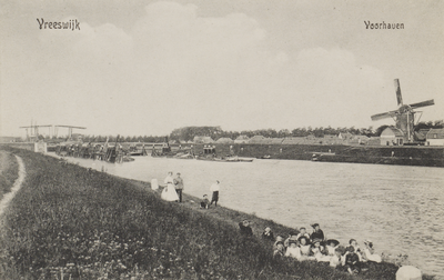 130398 Gezicht op de voorhaven van de Koninginnensluis te Vreeswijk, met rechts de korenmolen.N.B. De gemeente ...